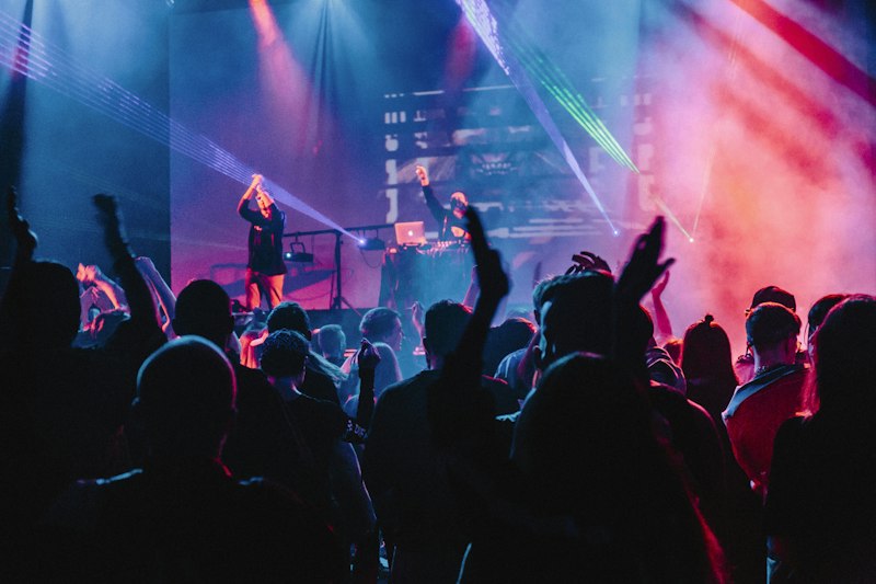 Grube pit rave with lasers